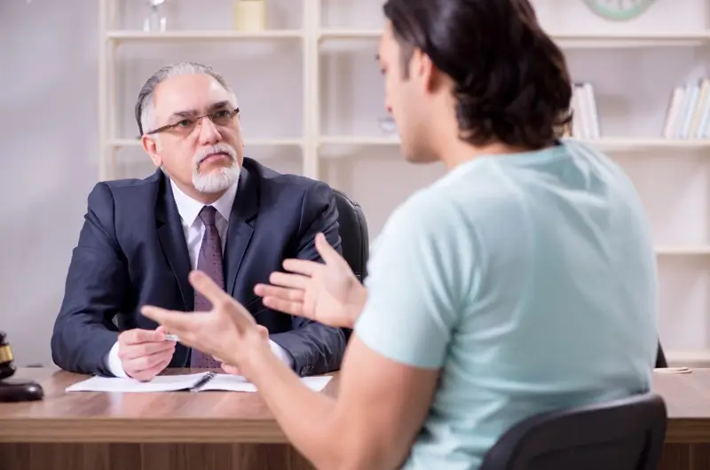 Hombre Expone Sus Finanzas Abogado Divorcio