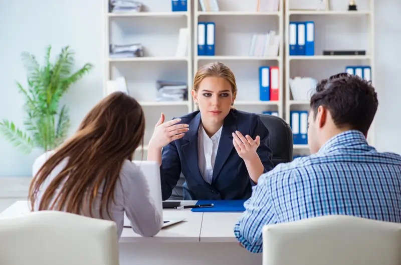 Pareja Vive Junta Consulta Abogada Divorcio